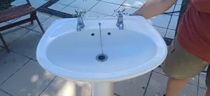 Basen with taps and pedestal  no2
